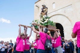 Momento de la llegada a la ermita de la imagen de Santa Anna llevada en romería.