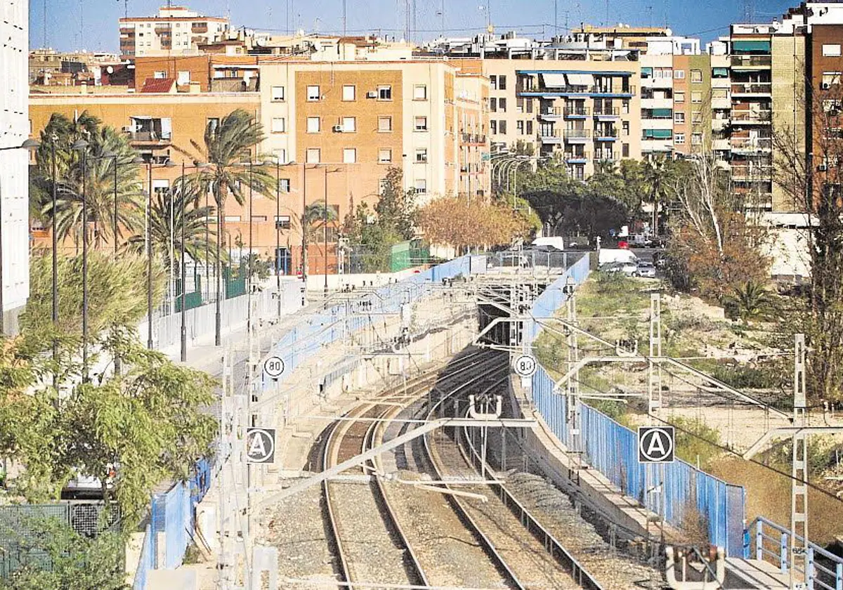 Catalá pide el apoyo del Puerto de Valencia para soterrar las vías de Serrería