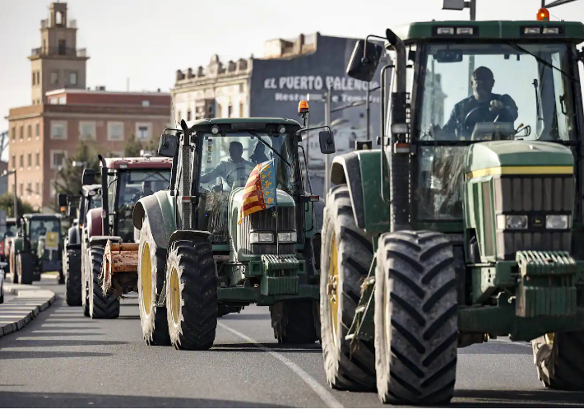 Tractorada de agricultores camino al puerto de Valencia.