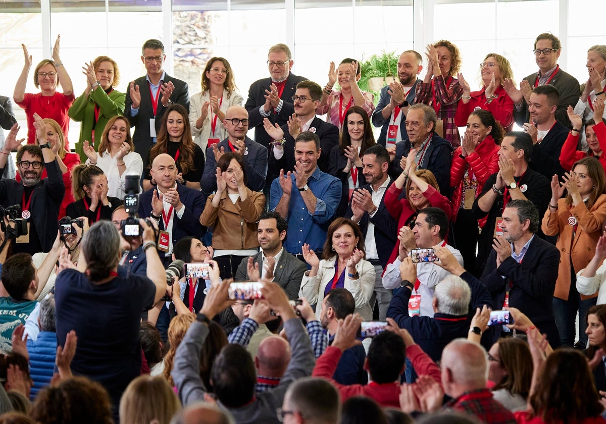 Sánchez y Morant, con la ejecutiva del PSPV nombrada en el congreso de marzo.