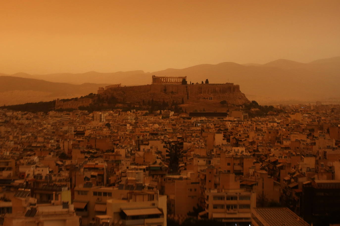 Atenas se tiñe de naranja