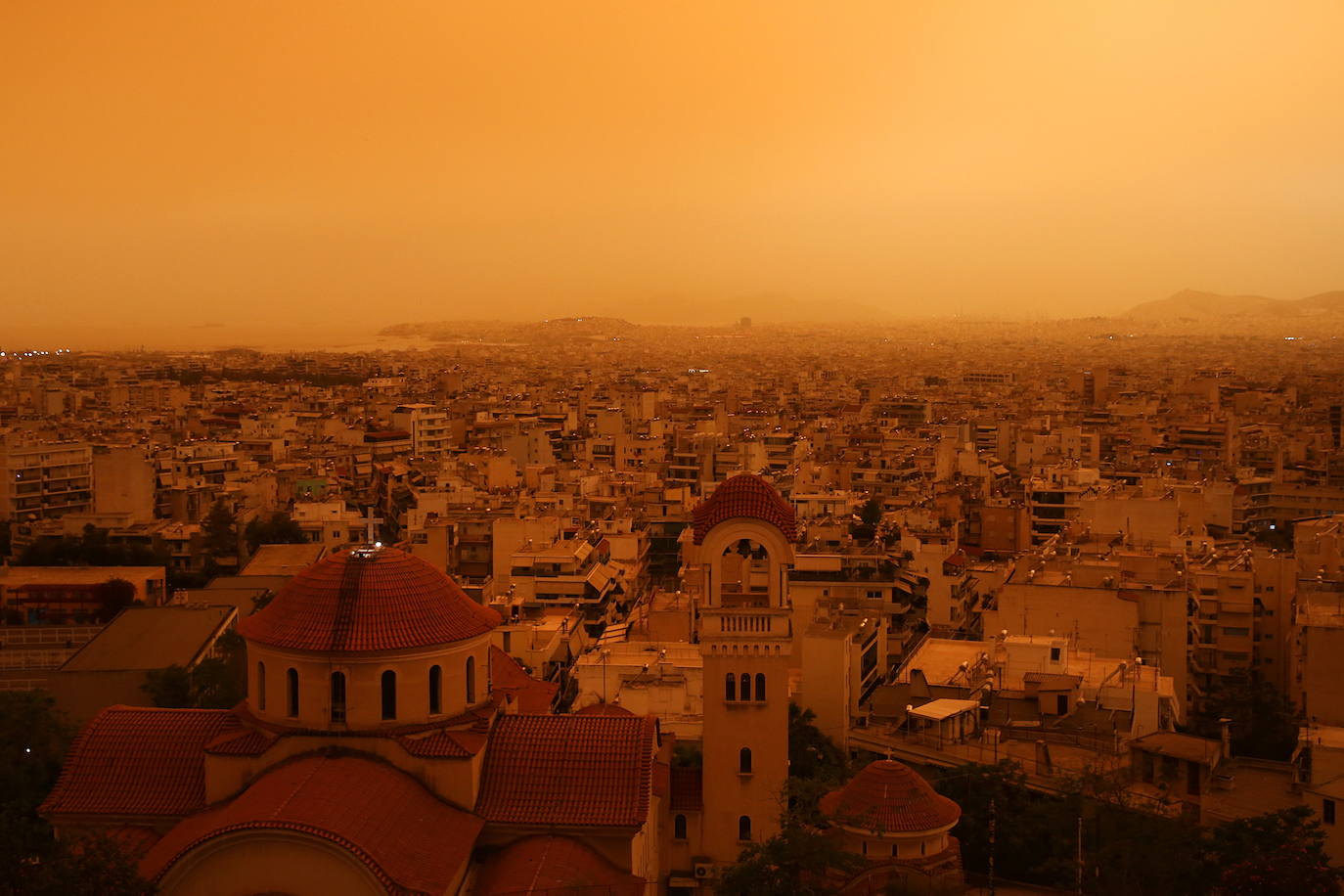 Atenas se tiñe de naranja