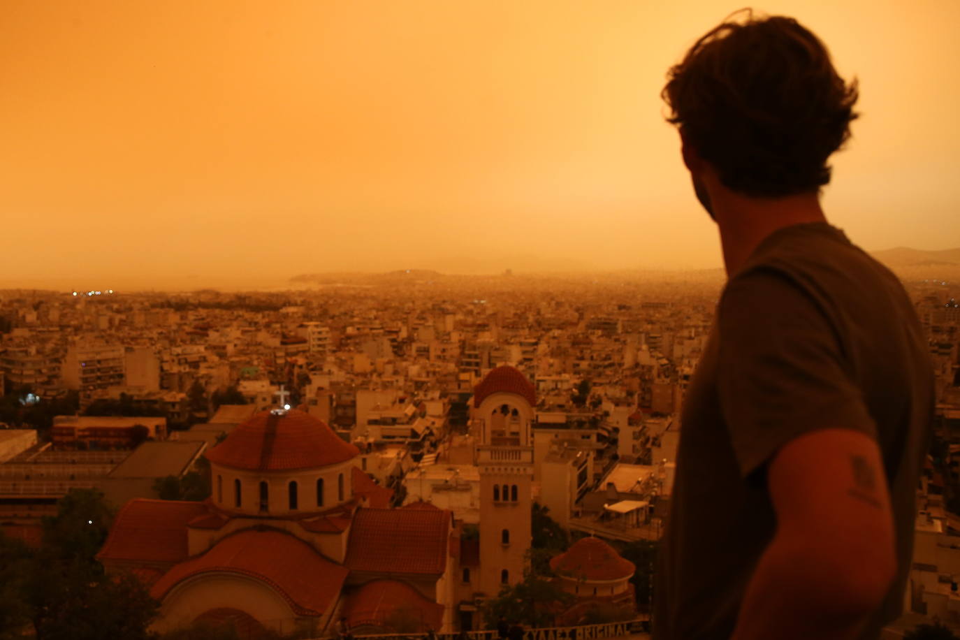 Atenas se tiñe de naranja