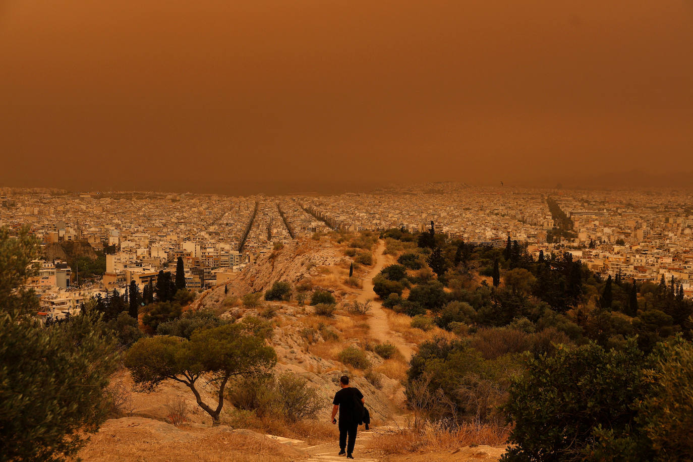 Atenas se tiñe de naranja