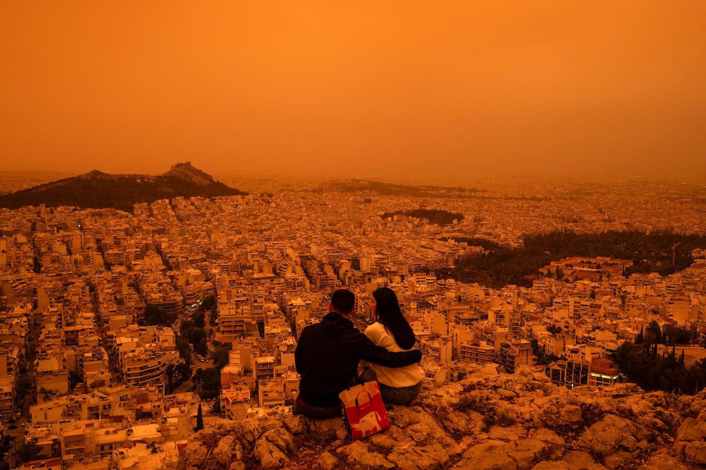 Atenas se tiñe de naranja