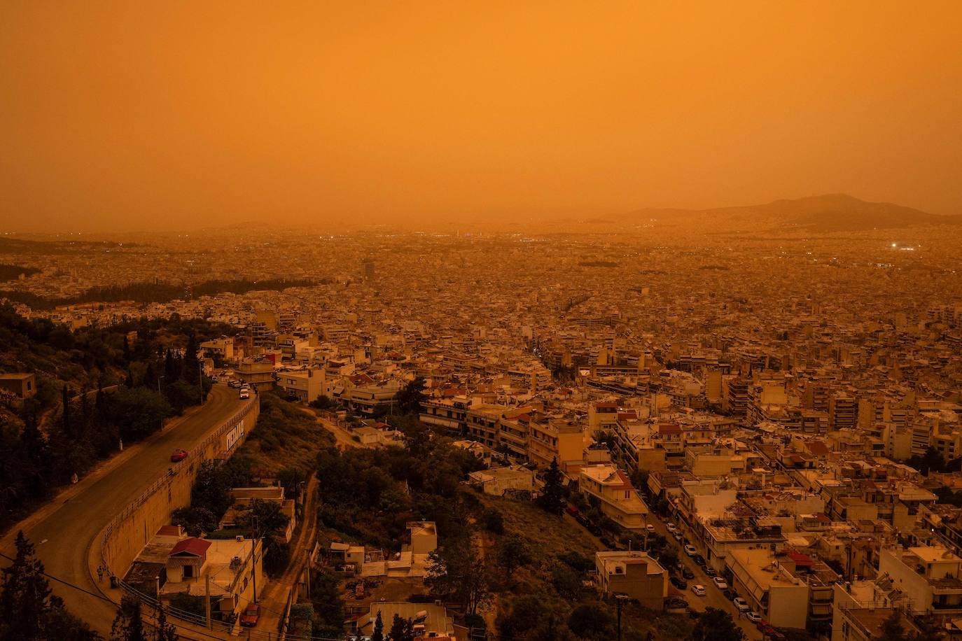 Atenas se tiñe de naranja