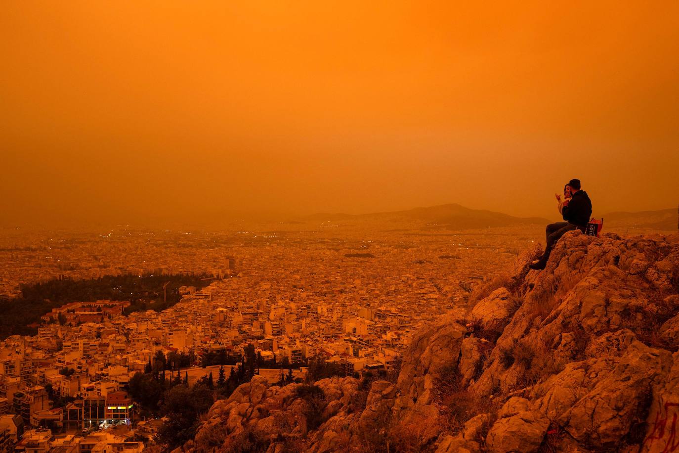 Atenas se tiñe de naranja