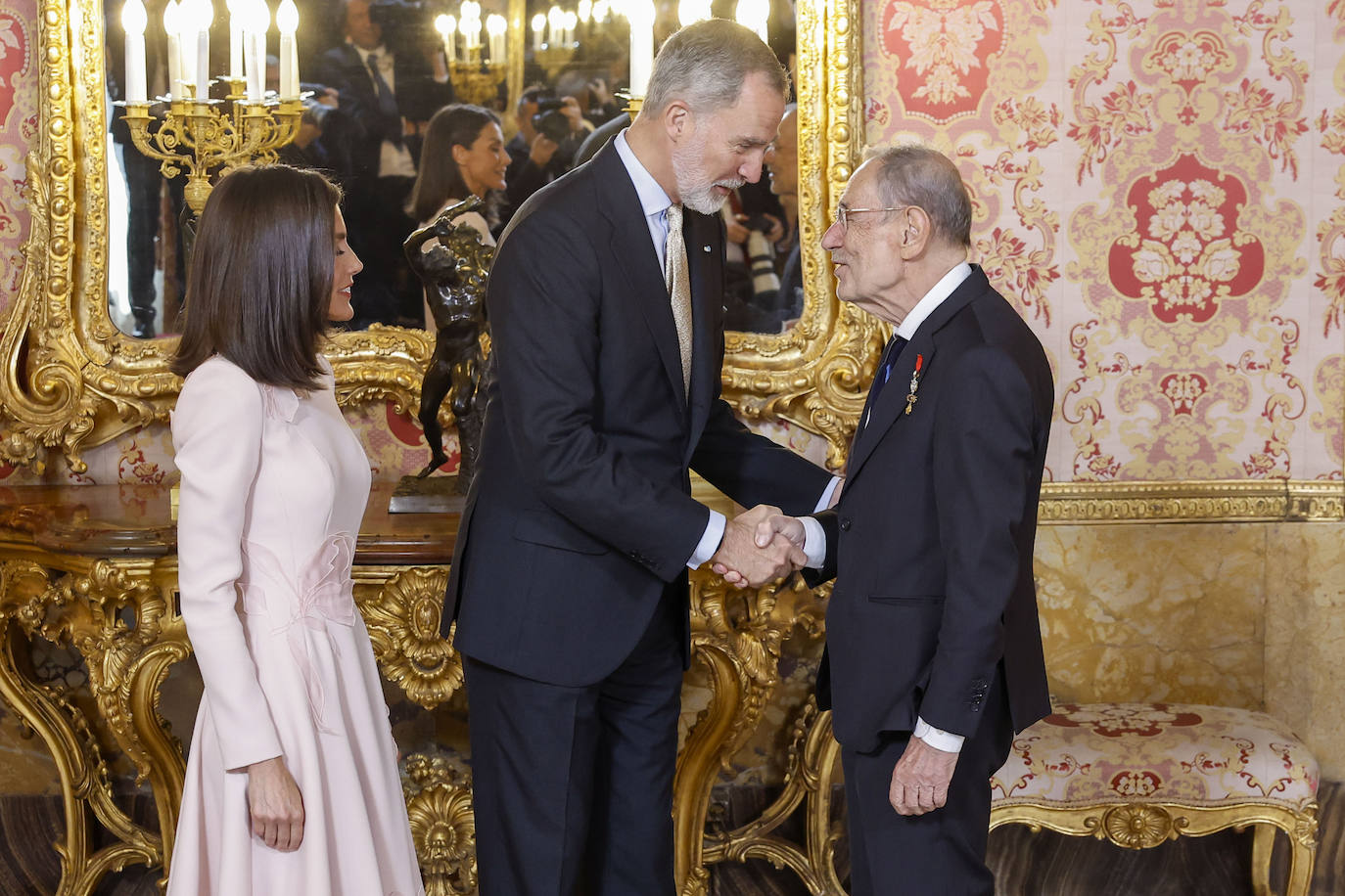 Letizia recupera su vestido rosa más primaveral para el almuerzo del Premio Cervantes