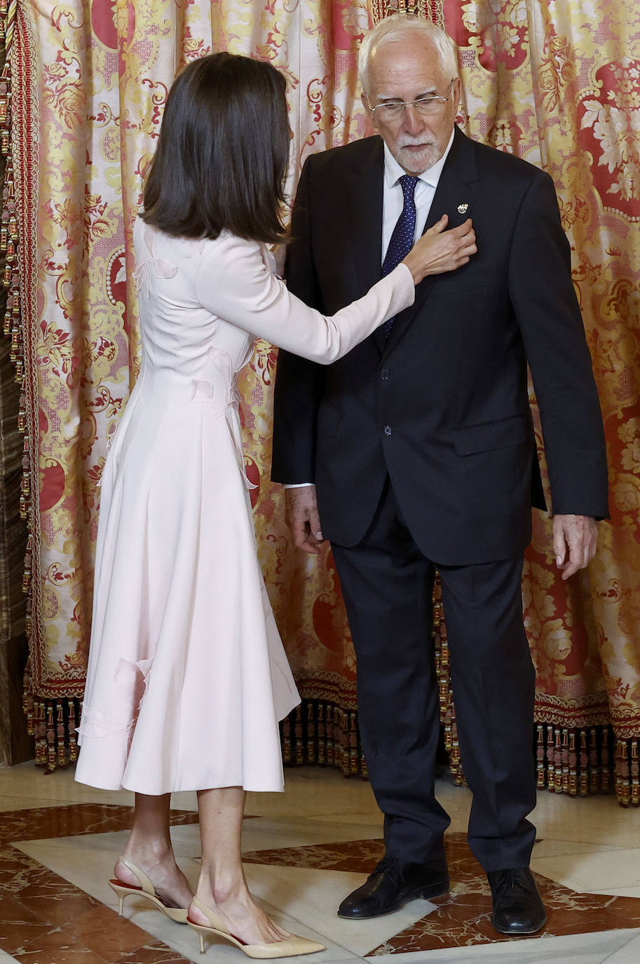 Letizia recupera su vestido rosa más primaveral para el almuerzo del Premio Cervantes