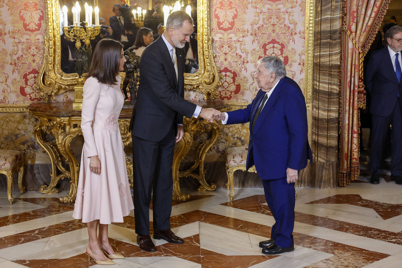 Letizia recupera su vestido rosa más primaveral para el almuerzo del Premio Cervantes