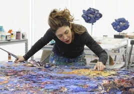 Cristina Babiloni, trabajando en su estudio en una de sus obras.