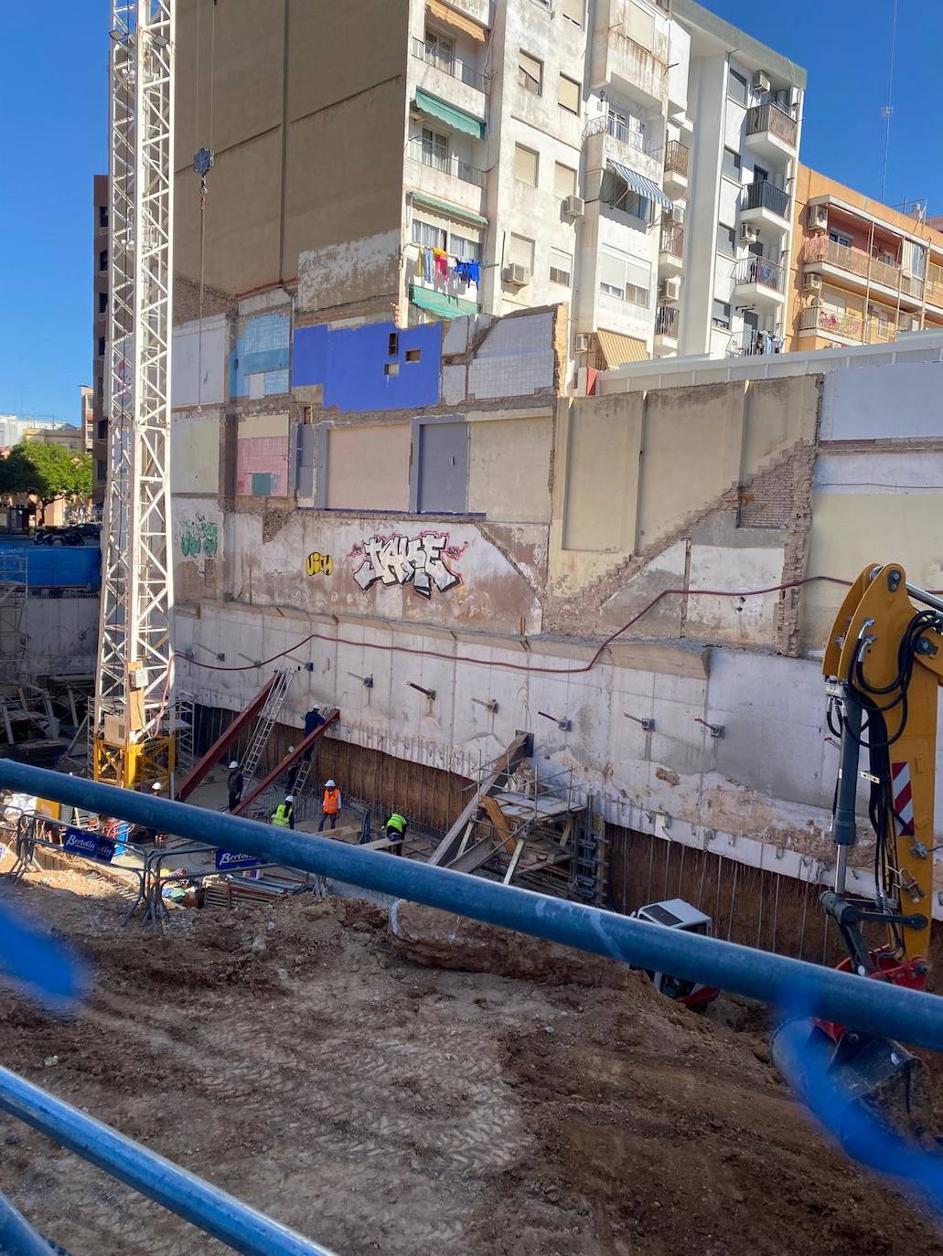 Desalojado un edificio en Valencia por una grieta