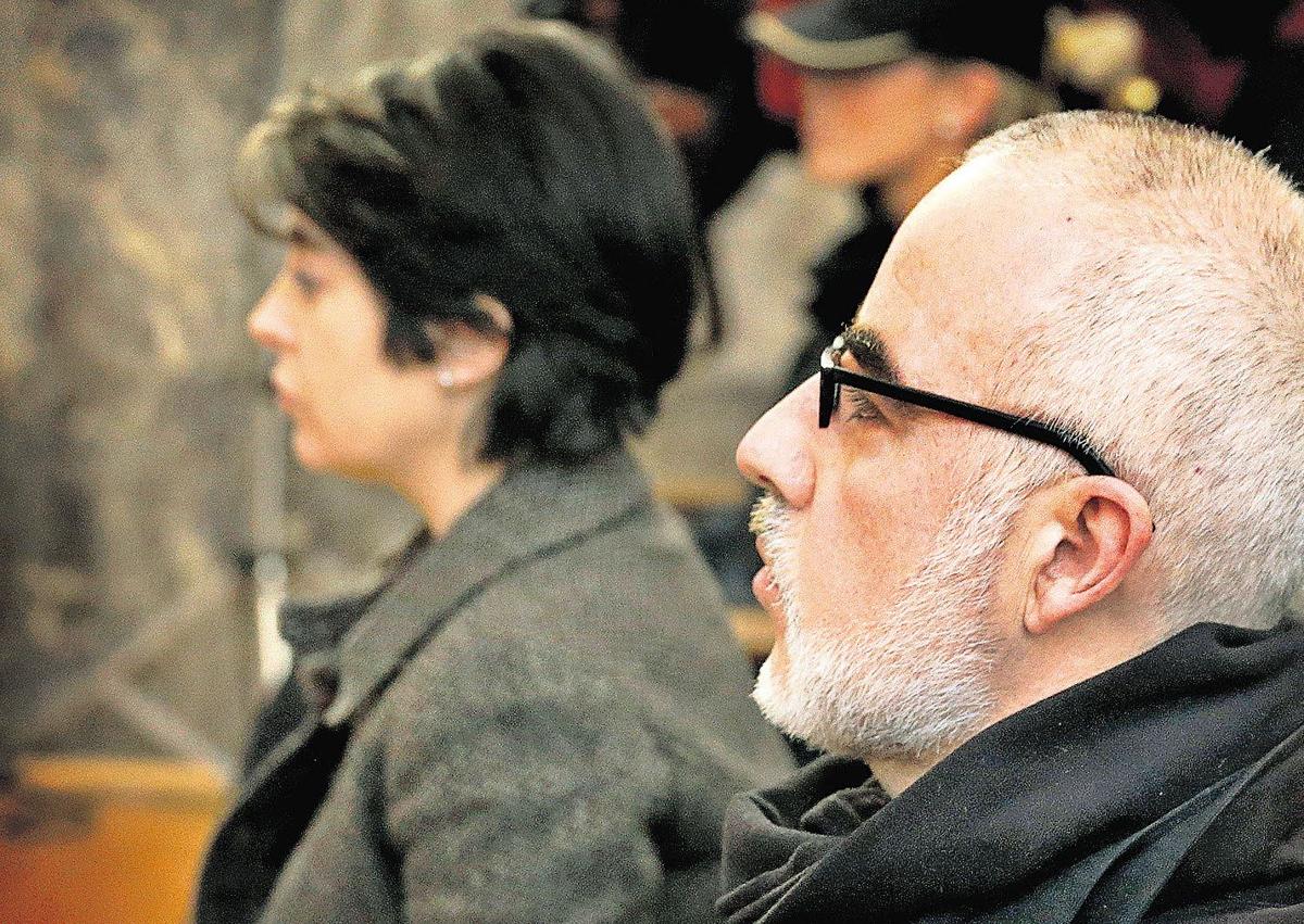 Imagen secundaria 1 - Asunta Basterra, de 12 años, y arriba sus padres Rosario Porto y Alfonso Basterra durante el juicio