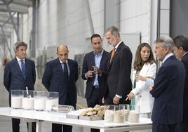 El Rey Felipe VI, en su visita a las instalaciones de Porcelanosa el pasado mes de septiembre con motivo del 50 aniversario de la firma. A la izquierda de la foto, Héctor Colonques y Silvestre Segarra. A la derecha, Manuel Colonques, que ya no trabaja en la empresa.