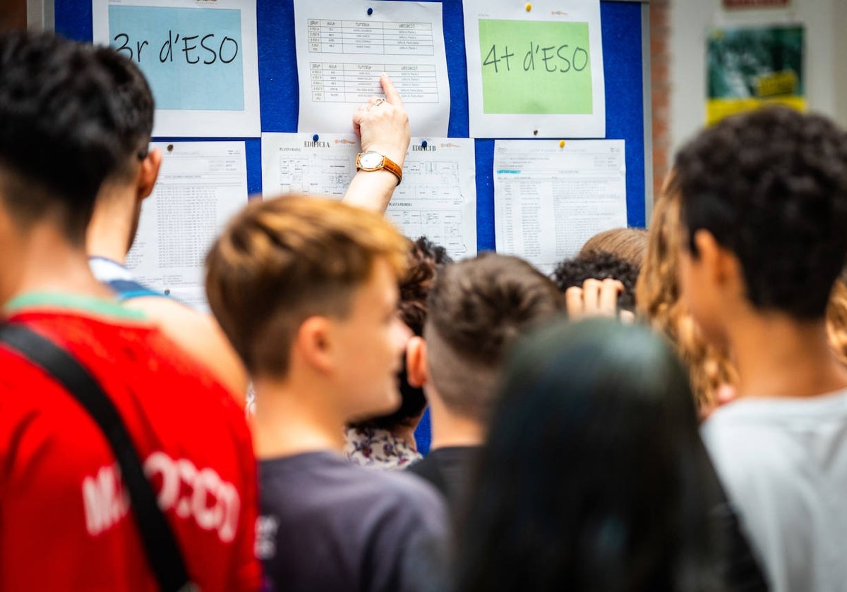 Alumnos de un instituto, el primer día de curso.