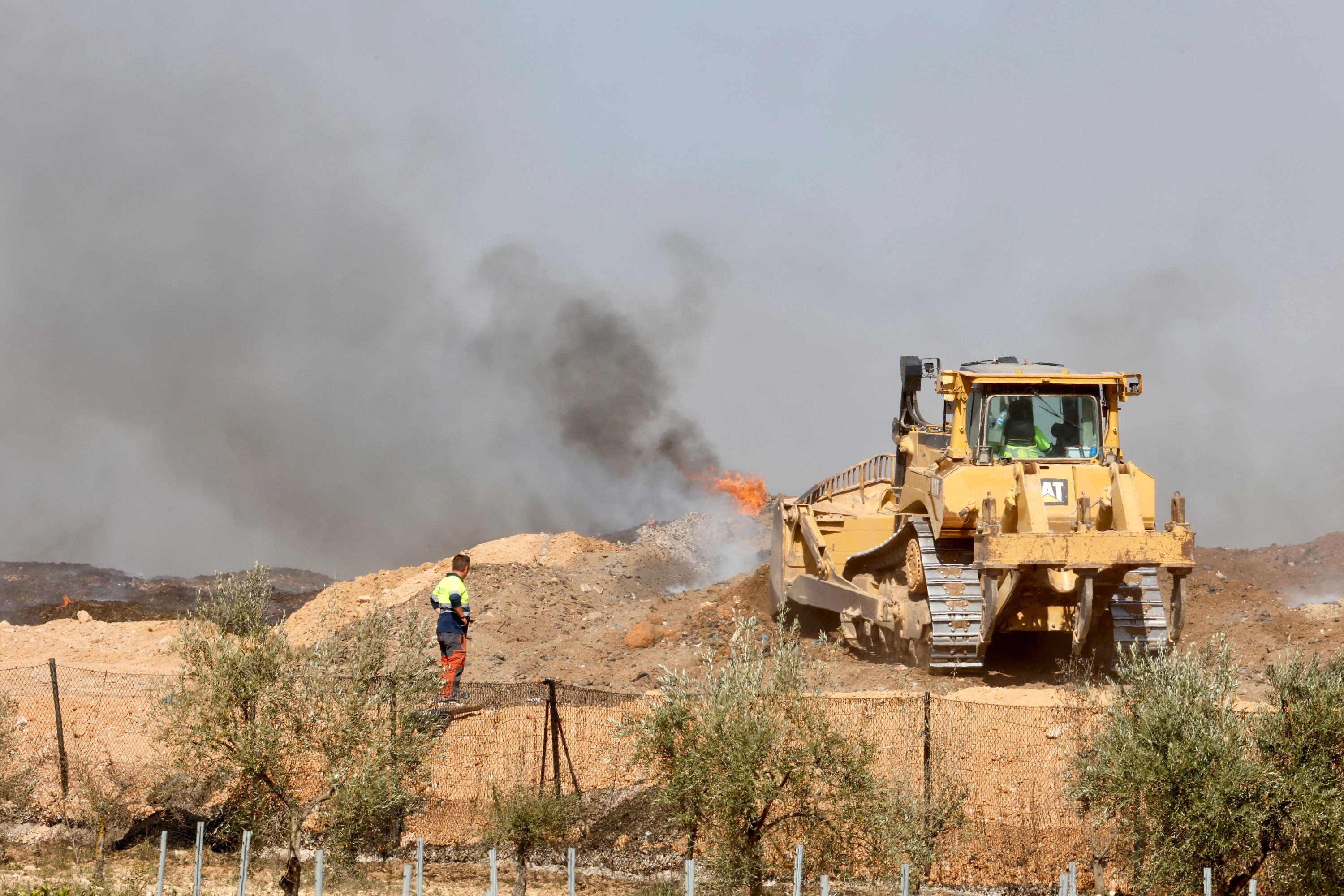 Maquinaria pesada para apagar el fuego de la planta de reciclaje de Requena