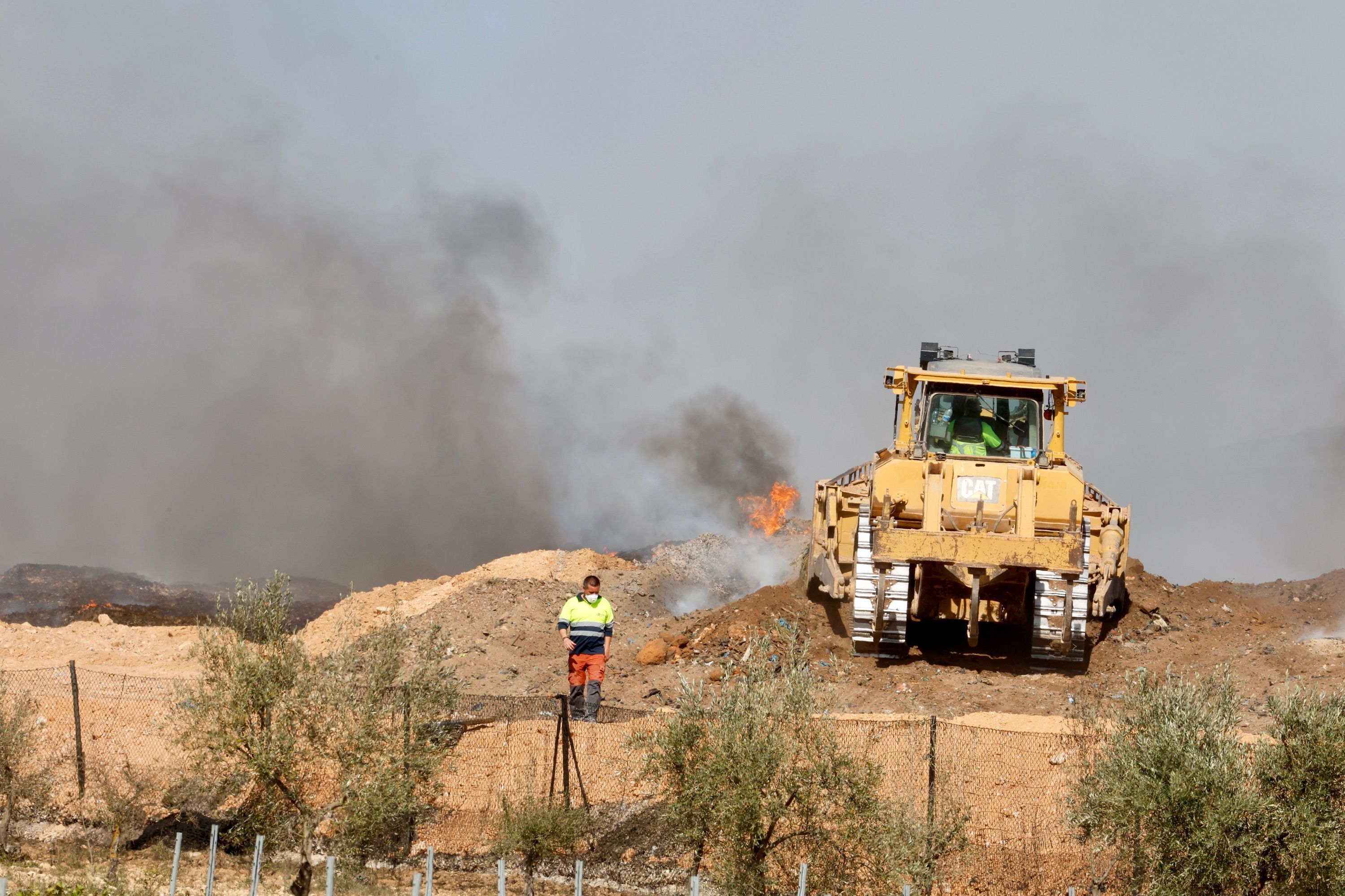 Maquinaria pesada para apagar el fuego de la planta de reciclaje de Requena