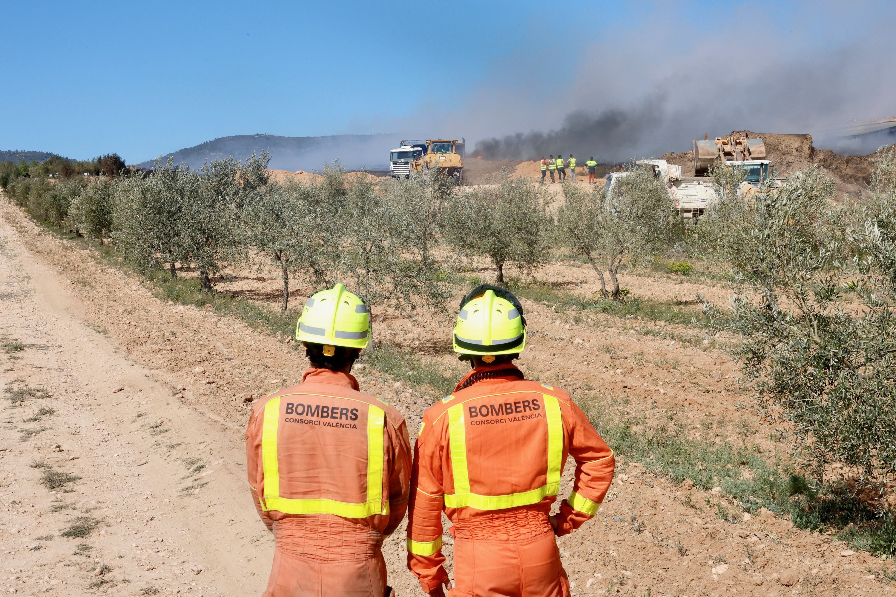 Maquinaria pesada para apagar el fuego de la planta de reciclaje de Requena