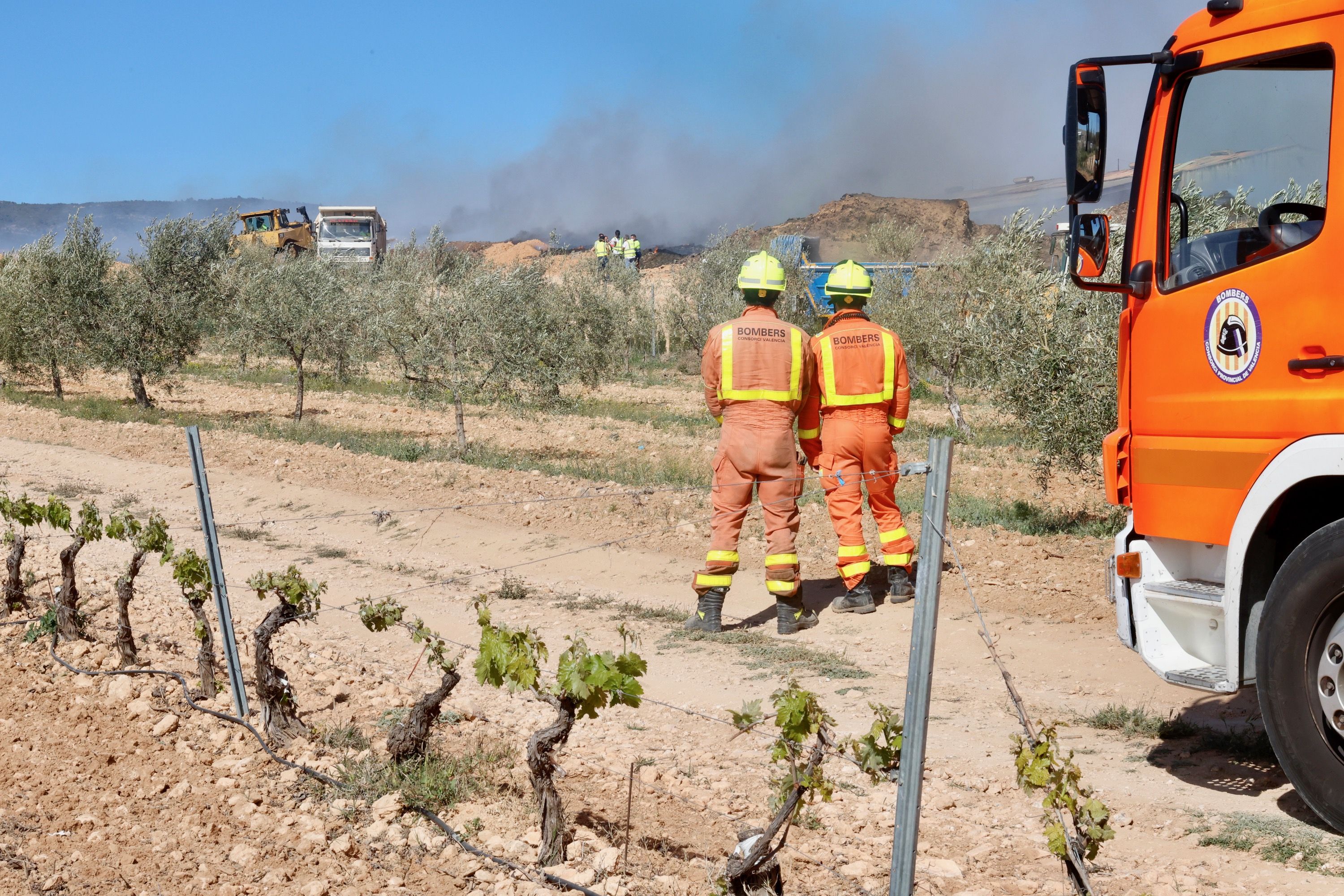 Maquinaria pesada para apagar el fuego de la planta de reciclaje de Requena