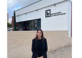 Cristina Antón junto a la biblioteca.