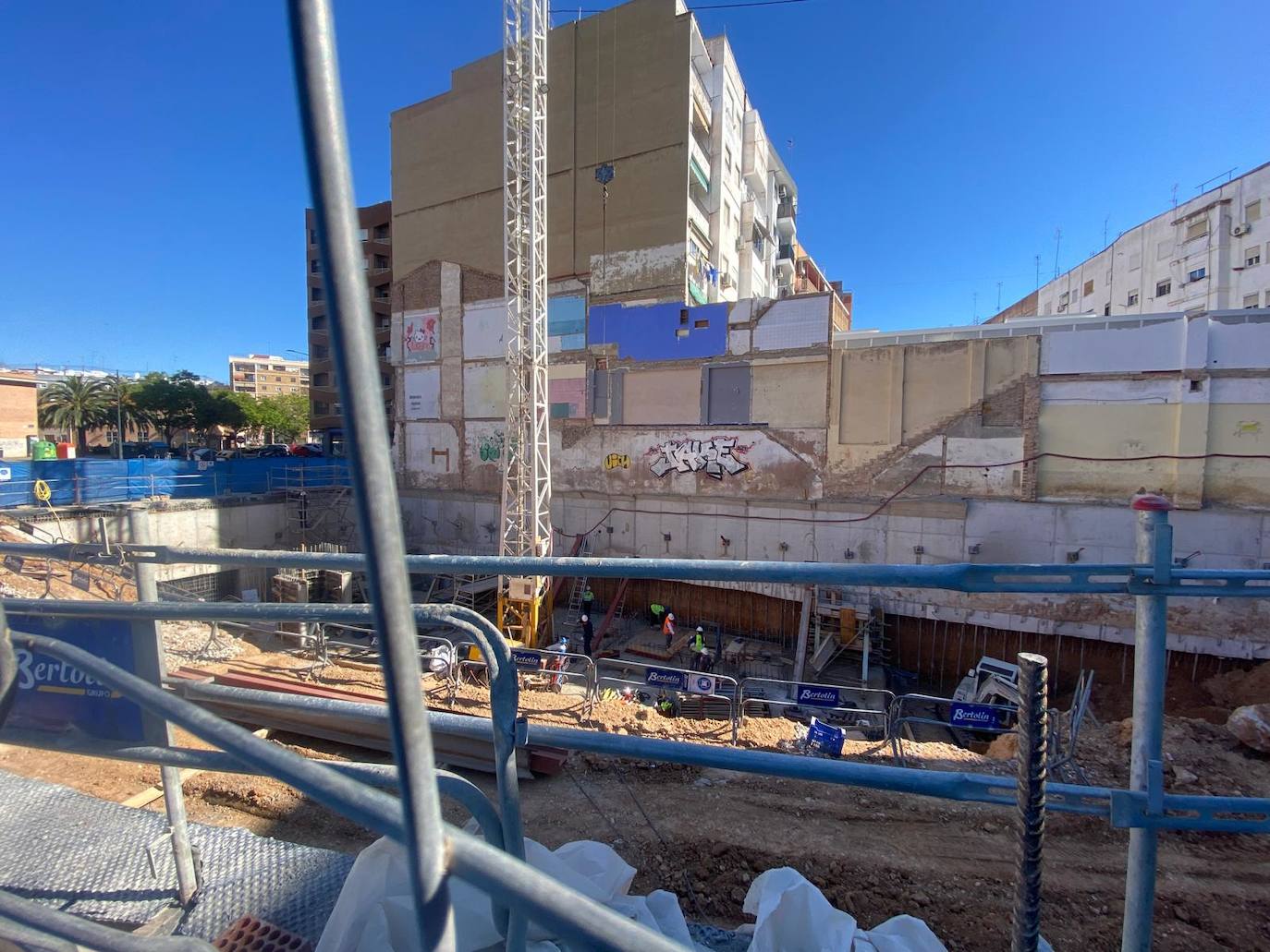 Desalojado un edificio en Valencia por una grieta