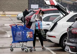 Una mujer coloca la compra dentro del coche en una imagen de archivo.