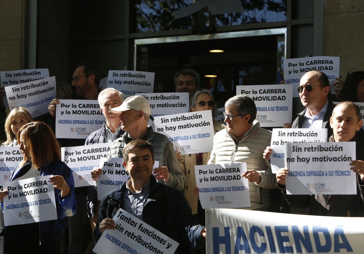 Los funcionarios protestan a las puertas de una de las sedes de la Agencia Tributaria.