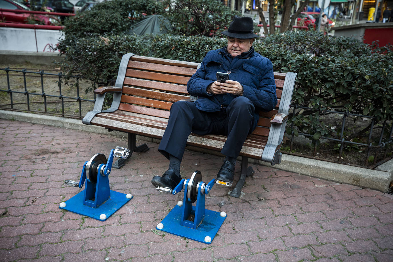 Un jubilado, en un parque.