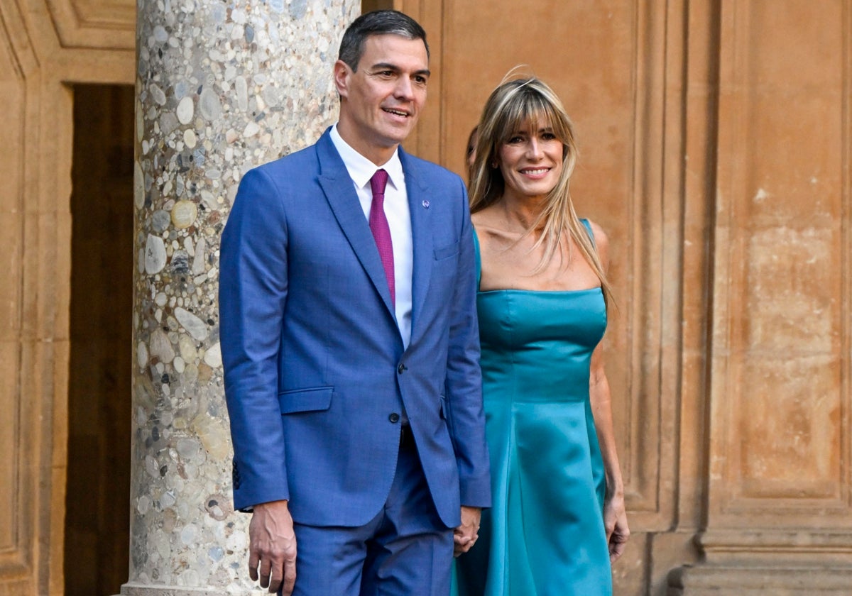 El presidente del Gobierno, Pedro Sánchez, junto a su esposa, Begoña Gómez.