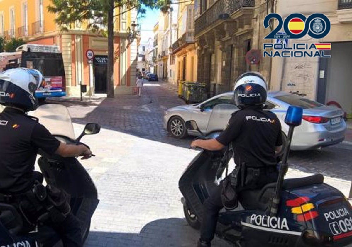 Dos agentes de la Policía Nacional.