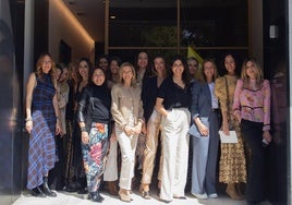 María José Sánchez, a las puertas de su clínica, donde fue anfitriona de un grupo de mujeres.