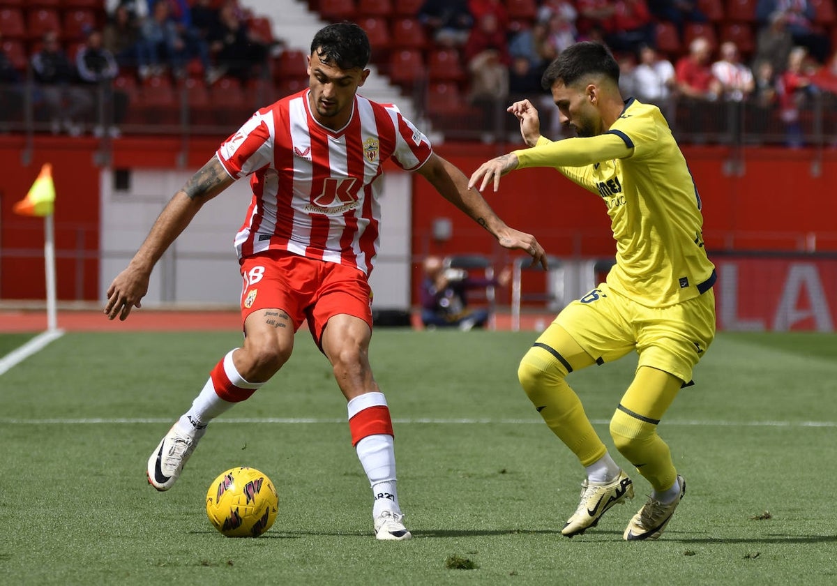 Marc Pubill intenta regatear a Baena en el partido entre Almería y Villarreal.