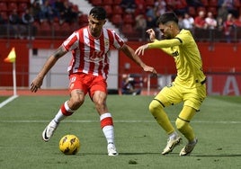 Marc Pubill intenta regatear a Baena en el partido entre Almería y Villarreal.