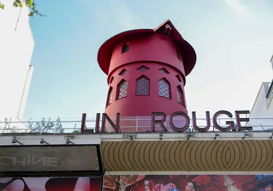 Se desploman las aspas del mítico Moulin Rouge de París
