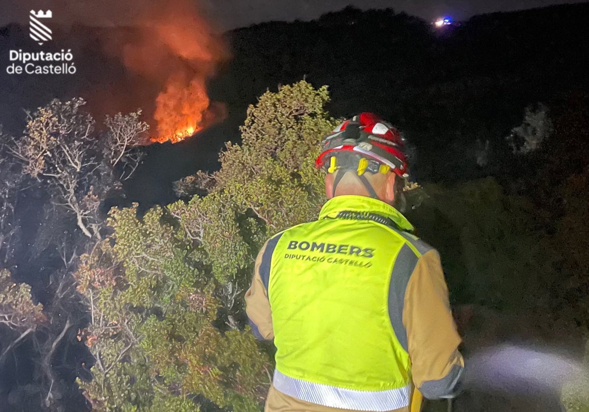 Labores de extinción durante la noche.