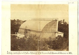 Primera foto conocida del Jardín Botánico. Es de 1861 y muestra el invernadero tropical diseñado por el arquitecto Sebastián Monleón. Archivo General de la Administración.