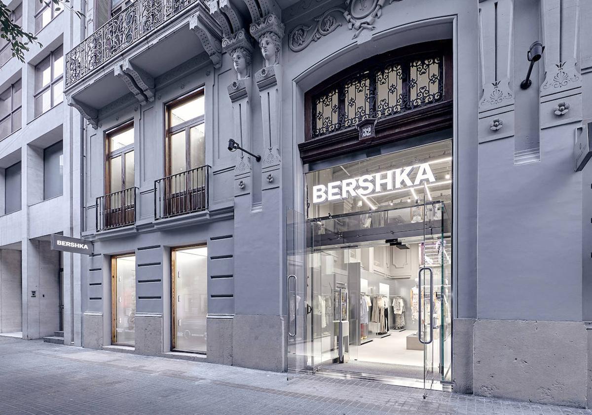 Imagen principal - Así es la nueva tienda de Bershka que se ha inaugurado en Valencia