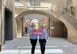 Las hermanas Eleonora y Asia, turistas italianas que visitan Valencia, han sido las vsitantes número 100.000 del Centro de Arte Hortensia Herrero.