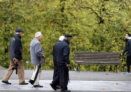 Pensionistas paseando.