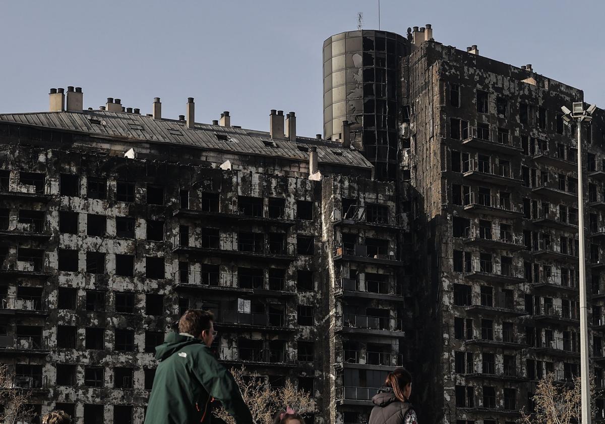 Vista del edificio incendiado en Campanar.