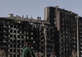 Vista del edificio incendiado en Campanar.