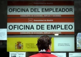 Una mujer frente a una oficina de empleo en una imagen de archivo.