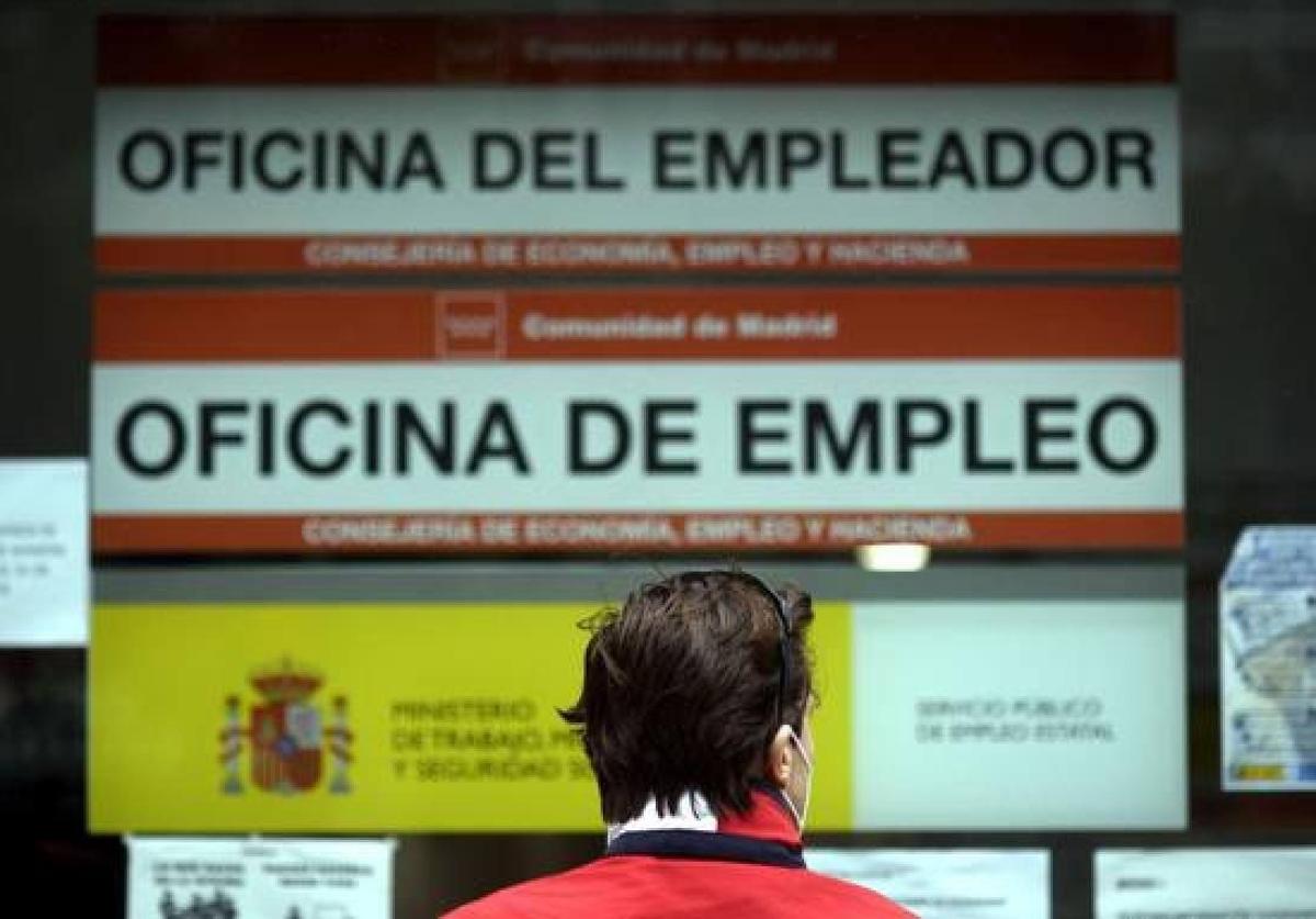 Una mujer frente a una oficina de empleo en una imagen de archivo.