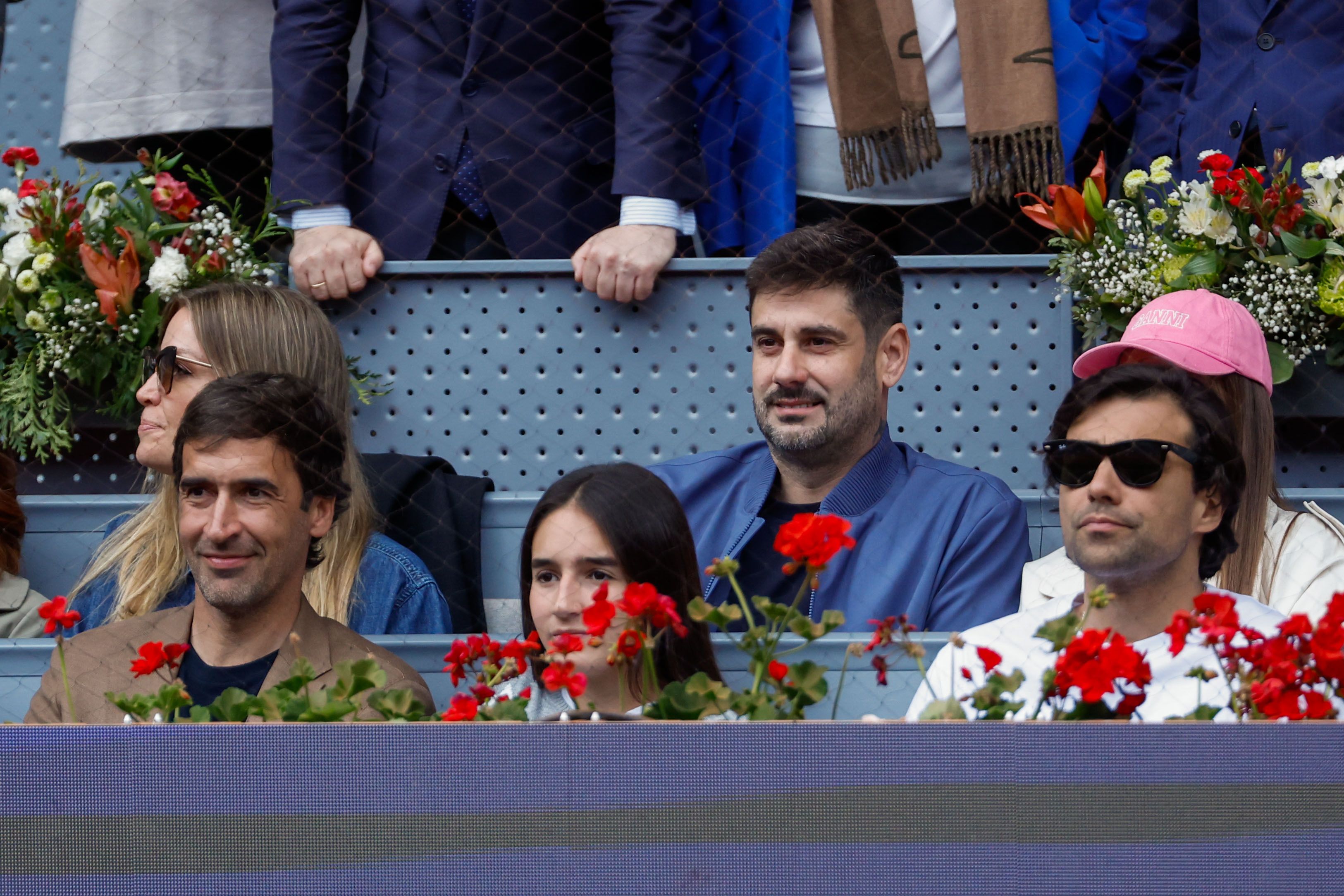 El exfutbolisa Raúl González (i) y el cantante Melendi (c)