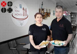 Gloria muestra los rollitos de 'fava tendra' y Toni Colomer, una ración de tortilla.