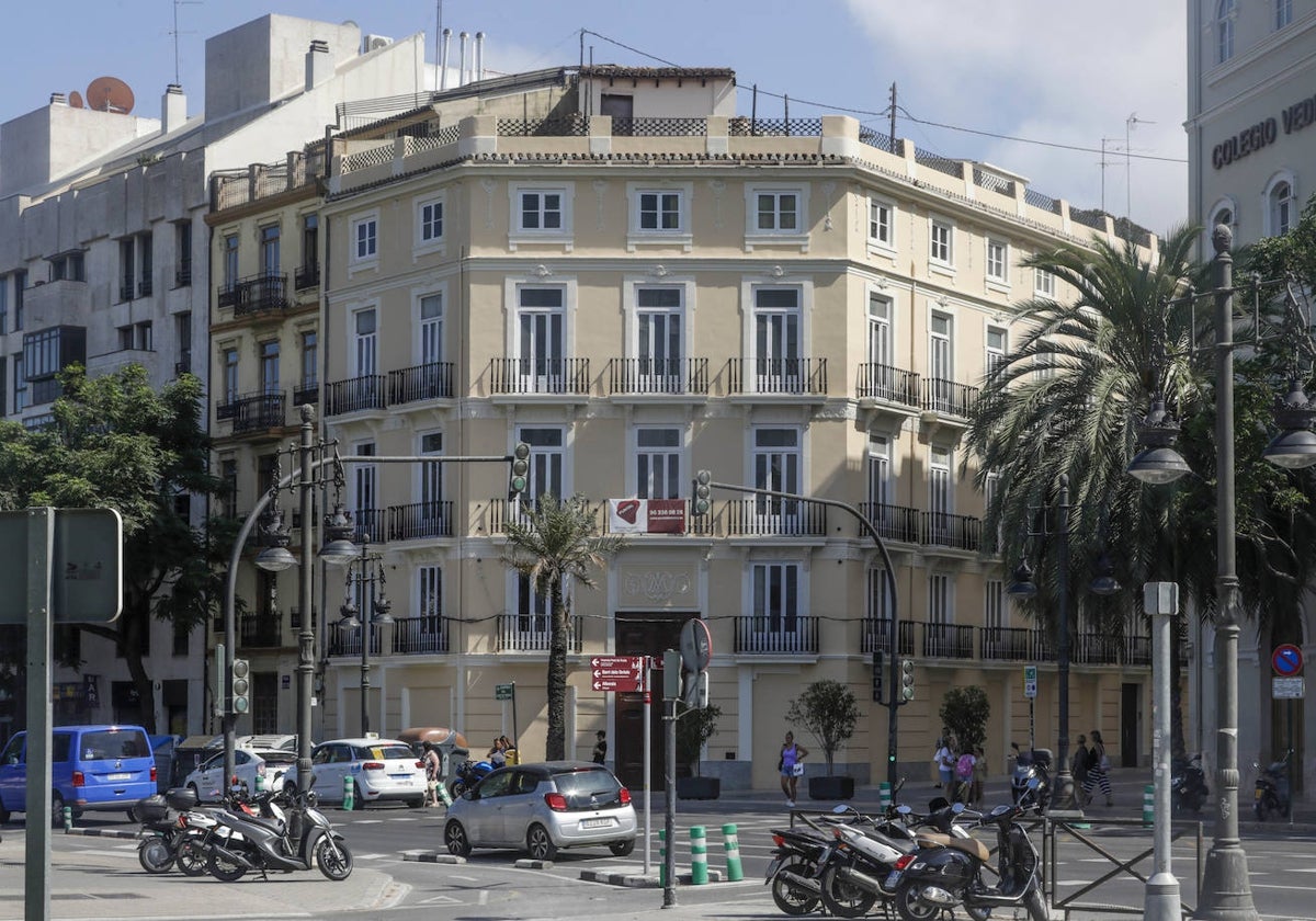 Vista general del edificio, en el chaflán de Muro de Santa Ana y Conde Trénor.