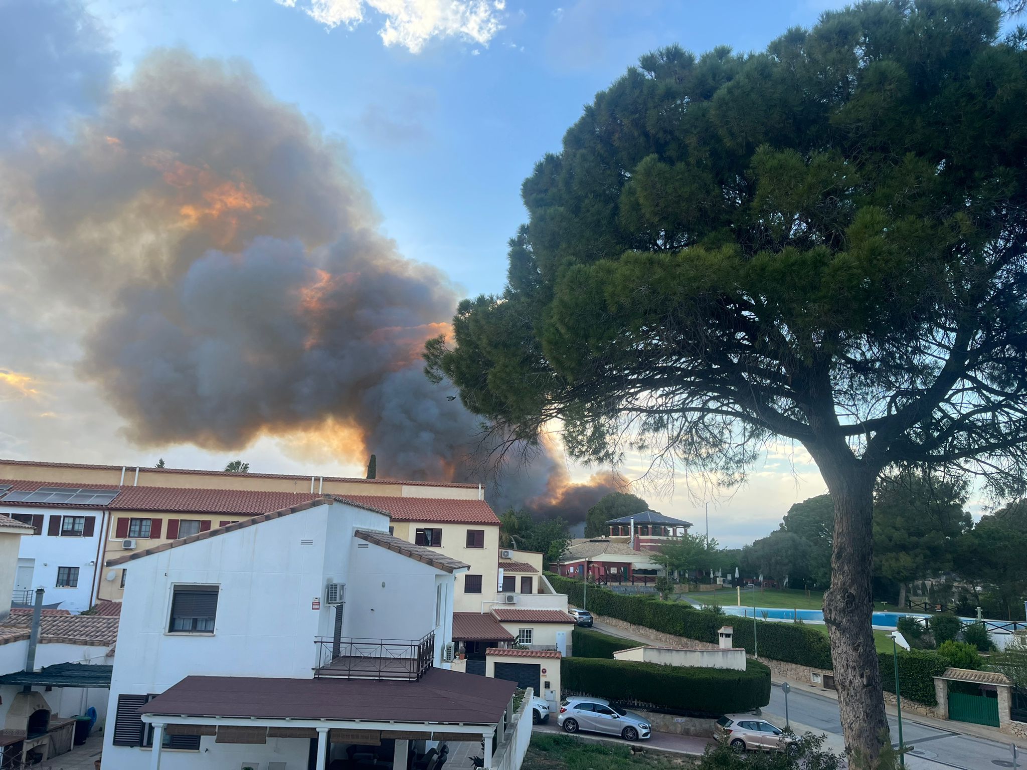 Un incendio forestal junto a una urbanización en Riba-roja obliga a desalojar 30 viviendas