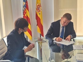 Firma con la alcaldesa de Benifaió.