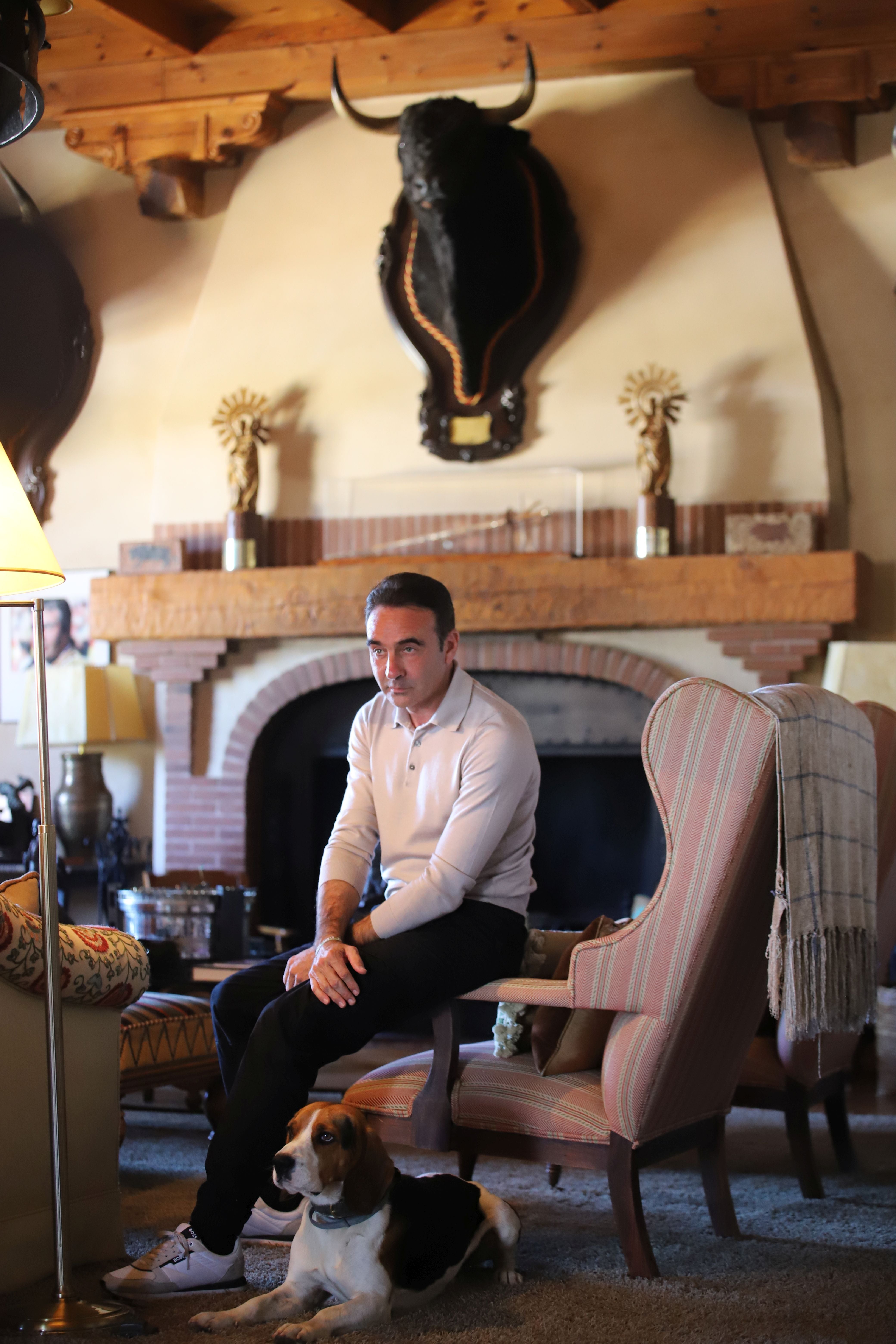 Enrique Ponce, en el salón de una de sus fincas.