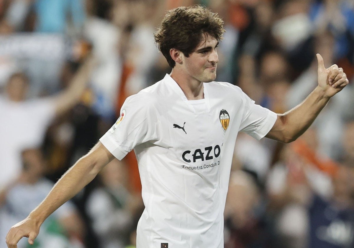 Javi Guerra celebra el gol ante el Valladolid que cambió el rumbo del Valencia.